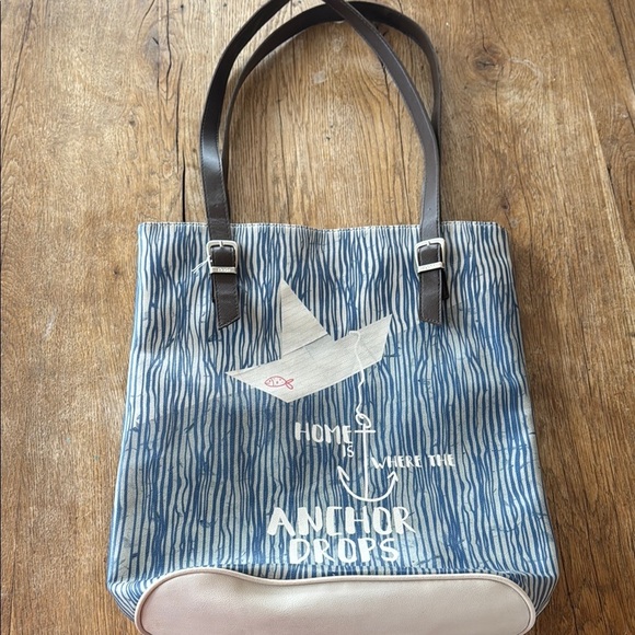 DoGo Home is where the anchor drops baga - Picture 6 of 6